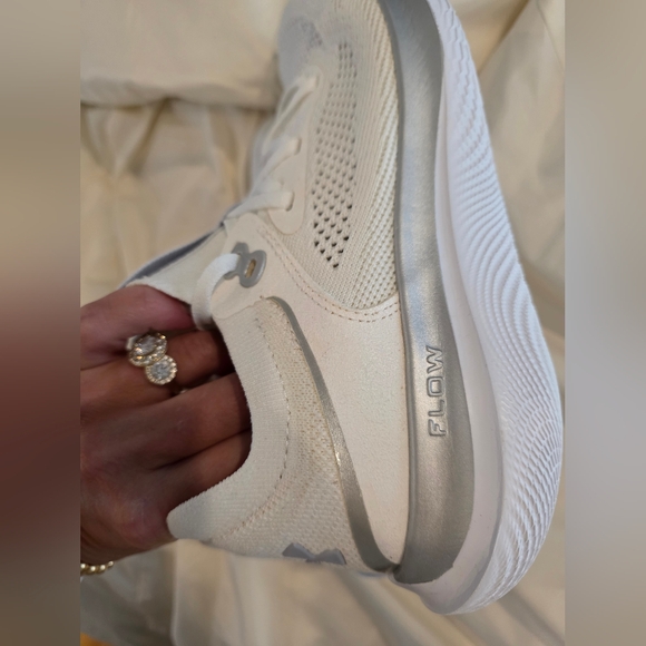Under Armour Wmns Flow Synchronicity 'White Metallic Silver' - Picture 3 of 8